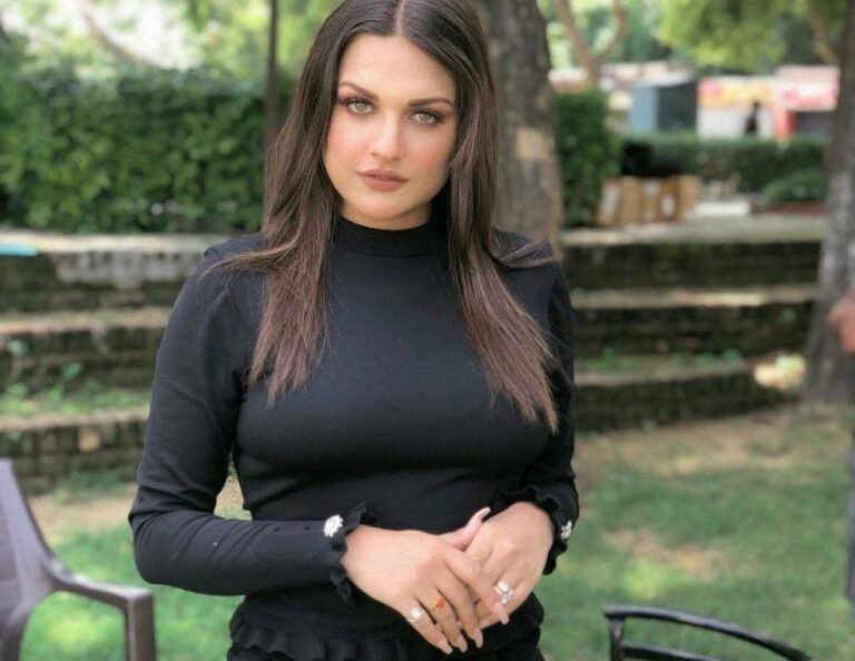 Himanshi Khurana Biography & Net Worth, Age, Career, Lifestyle