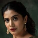 Sonali Kulkarni Biography & Net Worth, Age, Career, Lifestyle