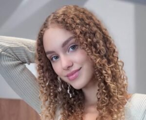 Zoey Curly Biography & Net Worth, Age, Career, Lifestyle